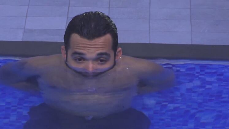 Mas a área externa também é o ambiente perfeito para refletir. Jonjon quis dar um tempo da convivência 24 horas com os outros casais e ficou sozinho na piscina. O cantor nadou e relaxou, contemplando a noite do sabadão
