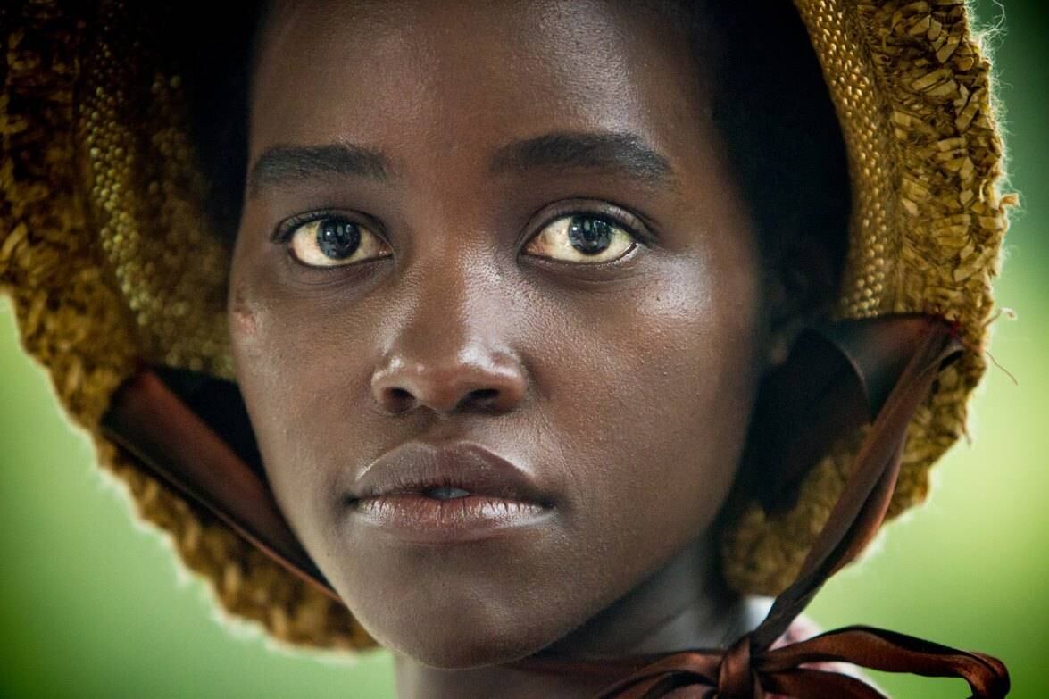 Lupita Nyong’o mostrou que é pé quente. Logo em sua primeira
atuação em Hollywood, ela já faturou o Oscar de melhor atriz coadjuvante
vivendo uma escrava em 12 Anos de Escravidão