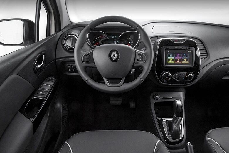 A versão top adiciona rodas diamantadas aro 17, apoio de braço, central Media NAV com tela touch de 7 polegadas e câmera de ré, ar-condicionado automático, sensores de chuva e de luz, e farol de neblina com iluminação lateral