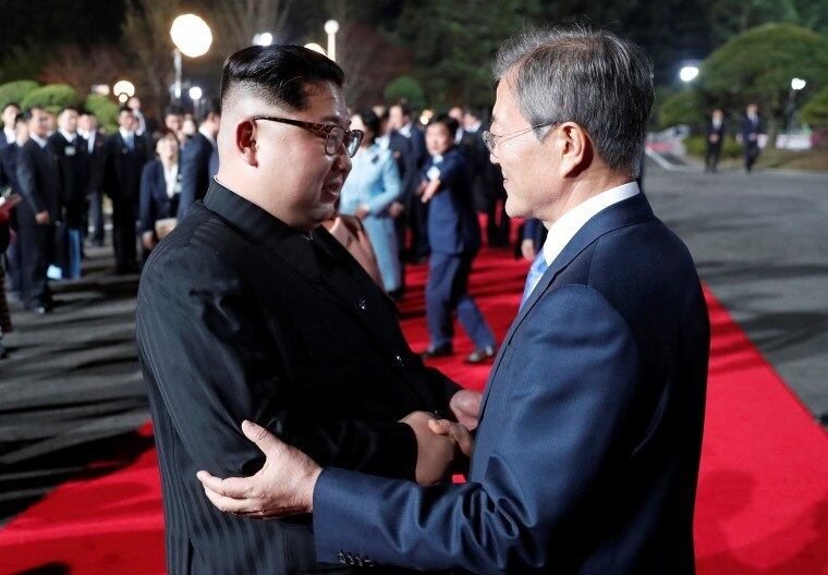 Kim Jong-un e Moon Jae-in se cumprimentam após cúpula
