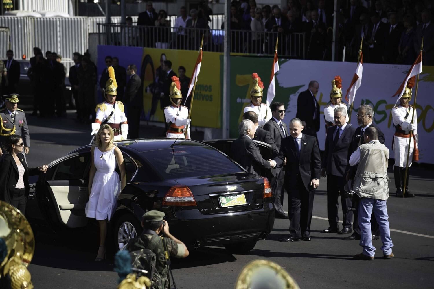 Temer chegou em carro fechado, acompanhado da esposa Marcela