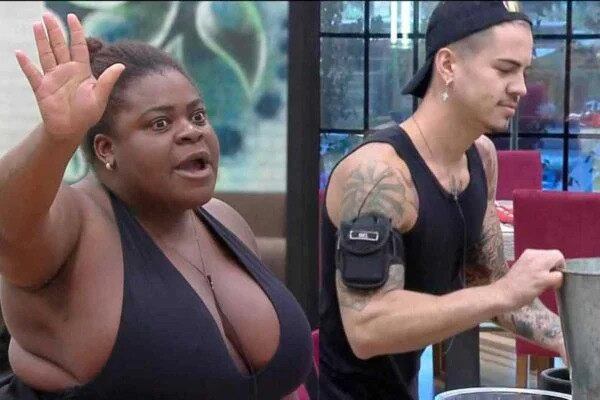 2. Confinamento não é spa

Jojo Todynho cansou de brigar com Biel por conta das tarefas da casa. No isolamento, não é incomum que muitas famílias acabem se desentendendo por conta daquele membro "braço curto". Por isso, da próxima vez que alguém decidir deixar a louça encostada por tês dias, faça como Jojo fez com Biel e pergunte: "Tá em um spa?" 