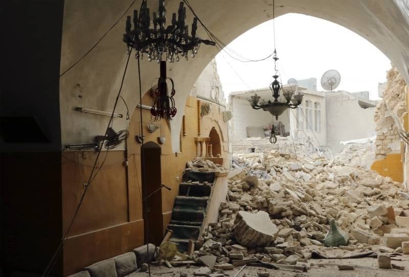 Em Aleppo, mesquita ficou quase
totalmente destruída após bombardeio que, segundo ativistas, foi feito por
forças leais ao governo de Bashar al-Assad