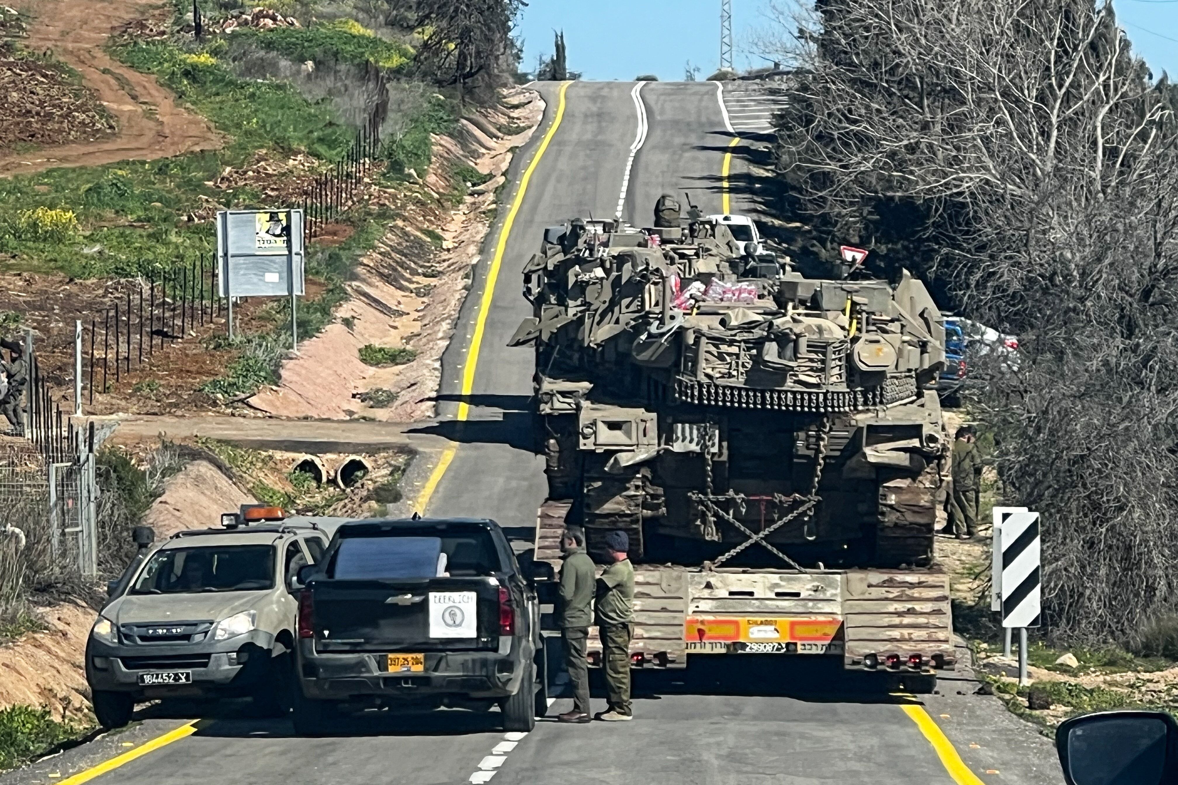 Veículos militares israelenses em uma estrada no lado israelense da fronteira entre Israel e Líbano, em meio a uma escalada de tensões entre o Hezbollah, apoiado pelo Irã, e Israel, e em meio ao conflito entre os EUA e Israel com o Irã, no norte de Israel
