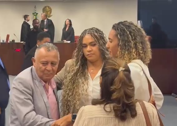 Antônio Francisco Silva (pai), Marinete da Silva (mãe), Luyara Franco (filha) e Anielle Franco (irmã) se abraçaram após fim do julgamento
