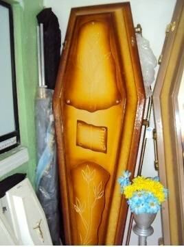 O leilão tem até um caixão! Com 1,90m de comprimento e com visor, a urna está avaliada em R$ 1.300. Mas quem quiser comprar o produto vai encarar um lance inicial de R$ 455. Se você se interessou por qualquer um desses bens, ainda há outros disponíveis para dar lances virtuais. Basta acessar o site http://www.montenegroleiloes.com.br/