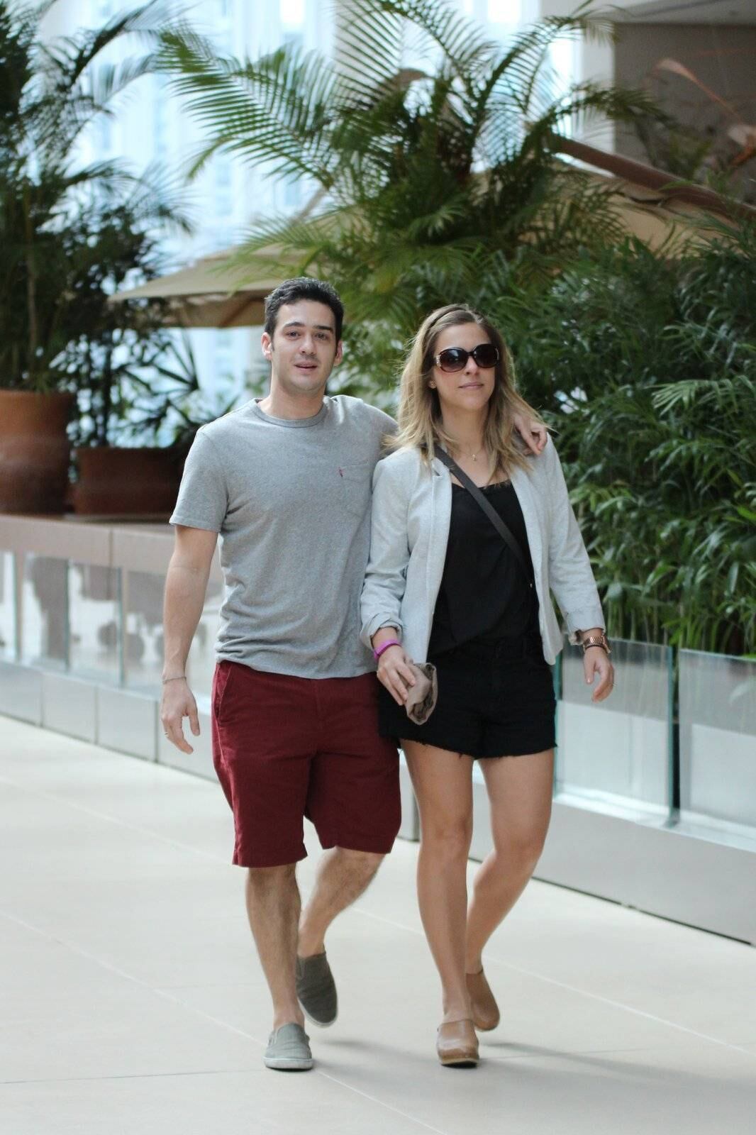 Marcos Veras e a mulher, Júlia Rabello, passearam no shopping Village Mall, na Barra da Tijuca, Rio de Janeiro, neste domingo (26)