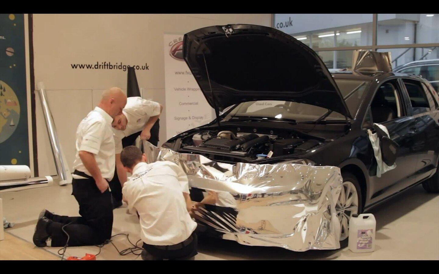 A folha é cortada em um tamanho aproximado da peça e colada com a ajuda de, pelo menos, três funcionários
VEJA TAMBÉM
> RAM faz picape enfurecida para divulgar novo filme do Super-Homem
> Direto da idade da pedra: carro do filme Os Flintstones movido com os pés vai a leilão
Quer saber tudo sobre carros? Acesse R7.com/carros