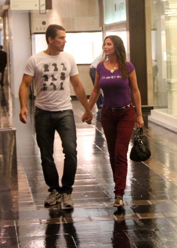 Os dois andavam de mãos dadas