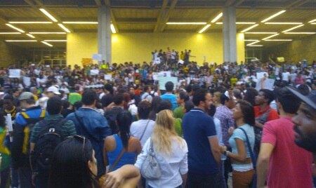 Praça Assembleia manifestantes