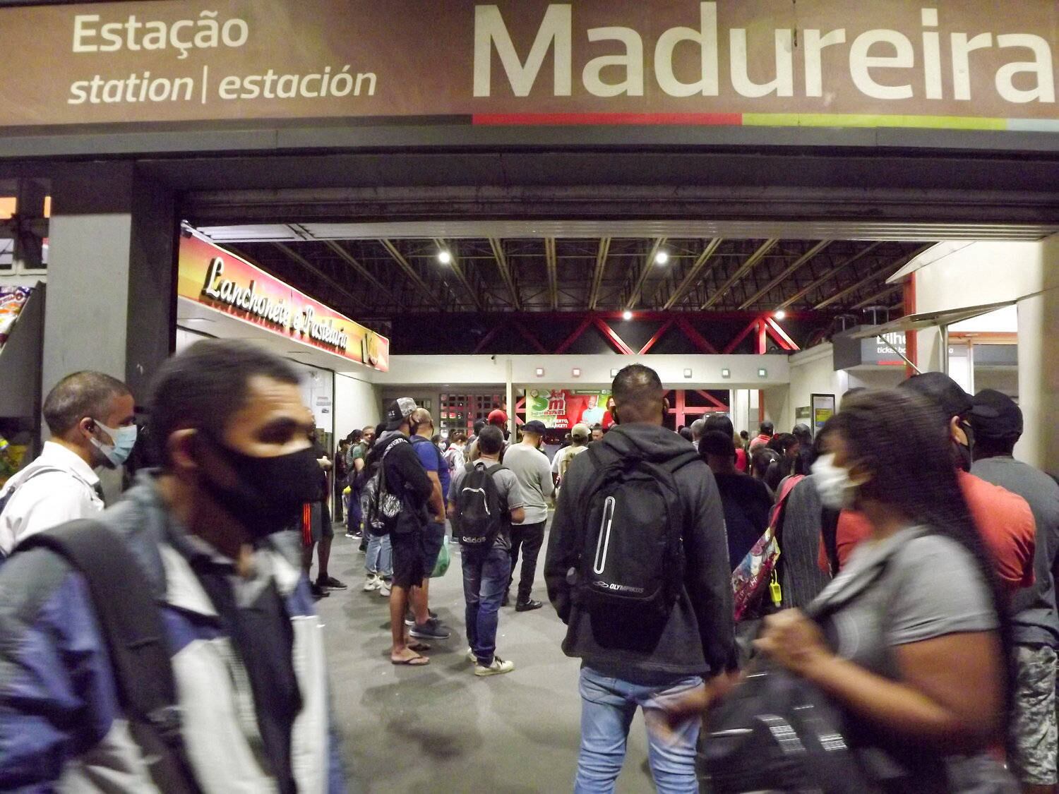 Movimentação de passageiros na estação de Madureira após interrupção do serviço