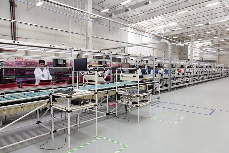 

Atualmente, a Lenovo conta com quatro mil funcionários no
Brasil. Destes, cerca de mil funcionários estão trabalhando na fábrica de Itu, interior de São Paulo. De acordo com informações da empresa, a fábrica tem capacidade para produzir todas as linhas de produtos da Lenovo e CCE (computadores, notebooks, tablets, smartphones, servidores, dentre outros)