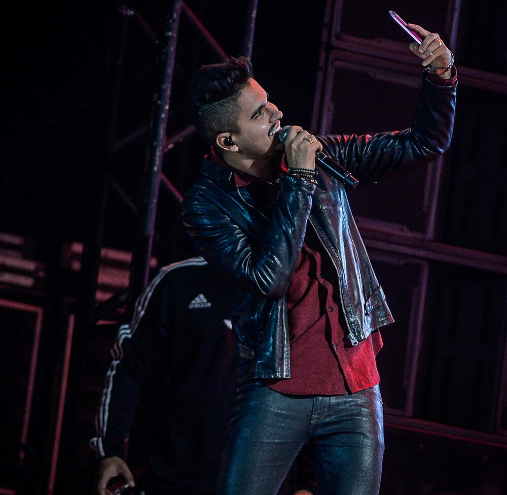 No palco, Humberto tirou selfies com os celulares dos fãs

Acesse o R7 Play e assista à programação da Record quando quiser
