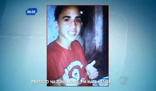 A mãe de Douglas Martins, de 17 anos, baleado na zona norte de São Paulo, não se conforma com a morte do filho. Um PM atirou no peito do garoto durante uma abordagem policial neste domingo (27).
— Ele tirou a vida de um inocente, de um trabalhador, de um menino
de 17 anos. Ele levou a felicidade que meu filho tinha.