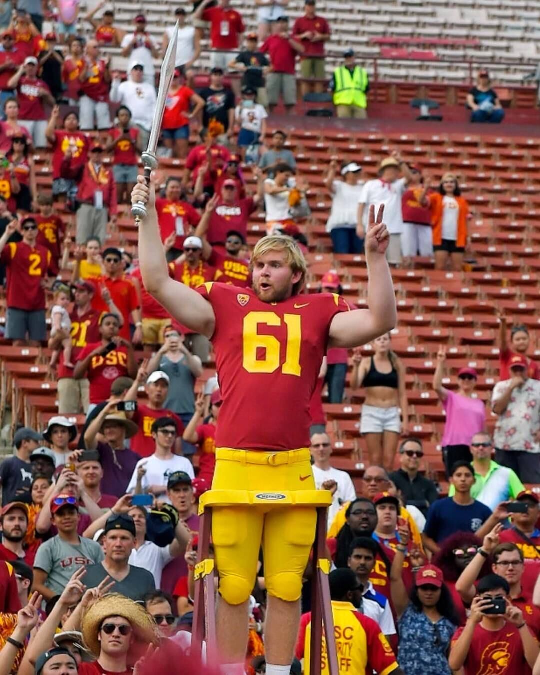 Jake Olson tem 20
anos e joga futebol americano universitário. Sua história seria como a de
muitos garotos norte-americanos, não fosse o fato de que Jake é cego. E mesmo
sem enxergar, o camisa 61 da USC (Universidade do Sul da Califórnia) participou
de seu primeiro jogo pela equipe, entrando em campo para uma jogada no final do
partida 


EsportesR7 no YouTube. Inscreva-se 