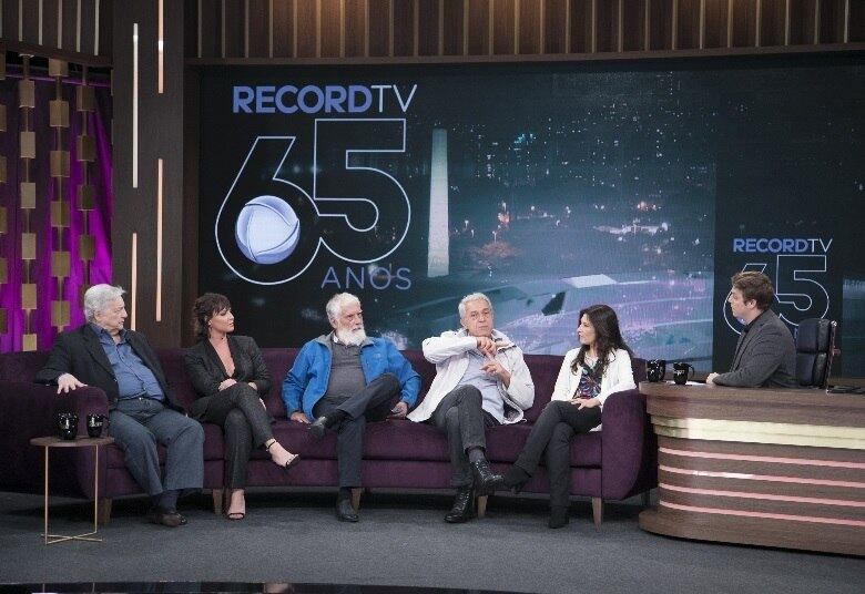 Beth Goulart, Paulo Gorgulho, Paulo Figueiredo, Camila Rodrigues e Fulvio Stefanini sentam-se no sofá do Programa do Porchat para contar muitas histórias dos bastidores de algumas das novelas de maior sucesso da Record TV ao longo dos 65 anos da emissora