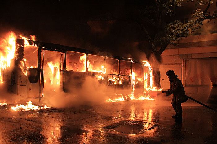Um ônibus foi incendiado na avenida Rio Branco e ficou completamente destruído. Bombeiros conseguiram apagar as chamas por volta das 21h10. Leia mais
