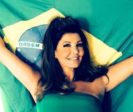 Sumida dos holofotes da imprensa, Roberta Close reapareceu
nas redes sociais fazendo uma homenagem ao Brasil. Em dia de jogo da Seleção
Brasileira, a ex-modelo transexual, que atualmente mora em Zurique, na Suíça, compartilhou uma
imagem em que aparece posando com uma bandeira de seu País. “Somos todos brasileiros!”, escreveu ela
na legenda da foto