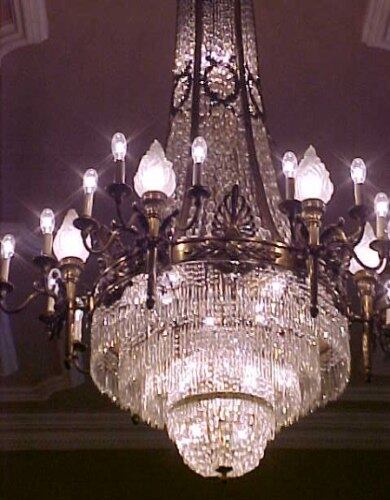 Já este lustre francês de cristal era muito admirado pelos frequentadores do hotel