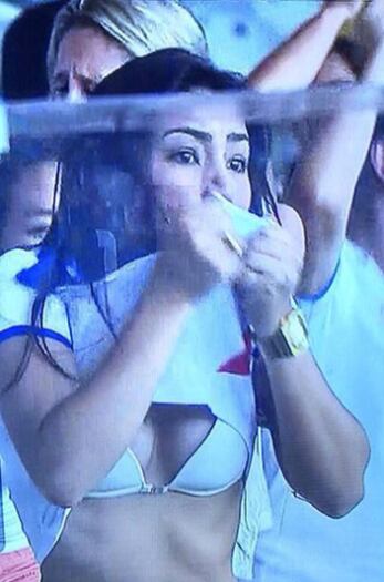 Isabella Costa, a irmã do zagueiro Demerson, do Bahia, ficou
nacionalmente conhecida no último domingo (1º), após extravasar na comemoração
do gol da equipe baiana e mostrar o sutiã enquanto beijava o escudo na camisa
de seu time. Isabella foi flagrada pelas câmeras e ganhou notoriedade e
seguidores por todo o país. Pensando nisso, um anúncio com a marca registrada da
musa foi criado. Confira mais aqui