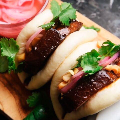 Gua Bao: comido em Cingapura, Malásia, Taiwan e na Chinatown de Nagasaki, trata-se de um pãozinho cozido no vapor e recheado tradicionalmente com barriga de porco coentro e amendoins moídos.