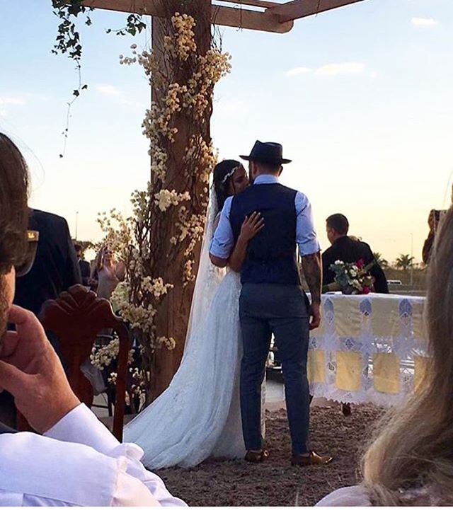 Os noivos não quiseram tradicional e escolheram um cerimônia mais simples e intimista