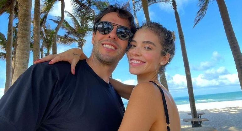Carol Dias revela tatuagens para Kaká e que quer mais filhos com ele
