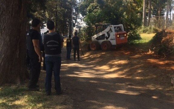 Tratores retiram cercas vivas nas margens do Lago Paranoá, em Brasília