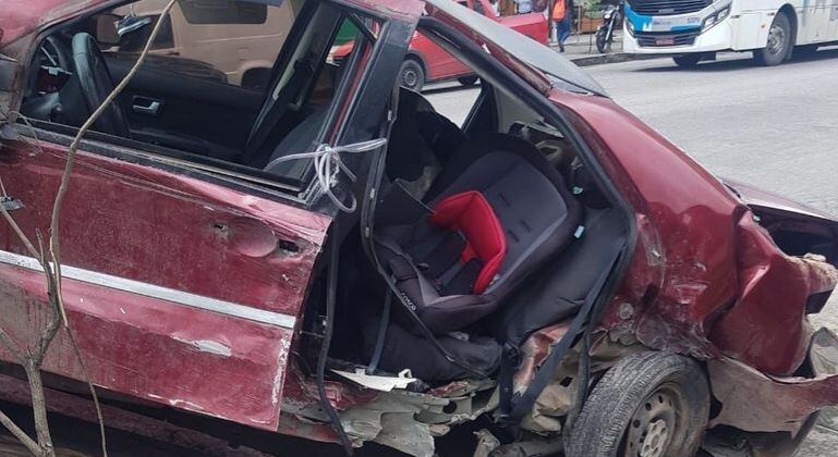 Carro de uma família foi atingida por veículo que atravessou a via na contramão