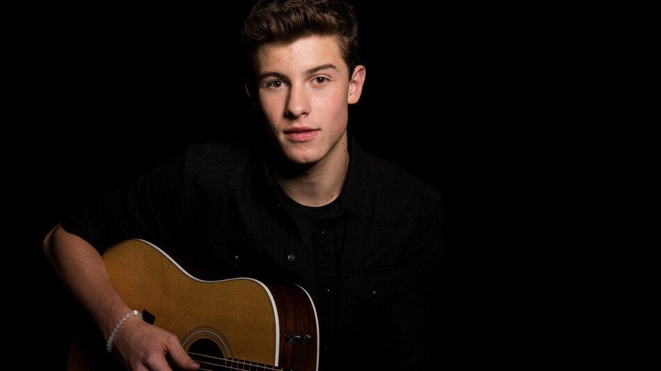 Shawn Mendes
O galã começou a fazer sucesso em 2014 com o single Life of the Party, mas foi 2015 que garantiu sua explosão para o mundo com a ótima música Stitches, que chegou a ocupar a quarta posição na lista das músicas mais tocadas dos EUA. O canadense atraiu milhões de fãs pelo mundo e promete bombar ainda mais em 2016. I Know What You Did Last Summer, música que ele gravou com Camila Cabello, integrante da girl band Fifth Harmony, pode ser um dos próximos hits mundiais