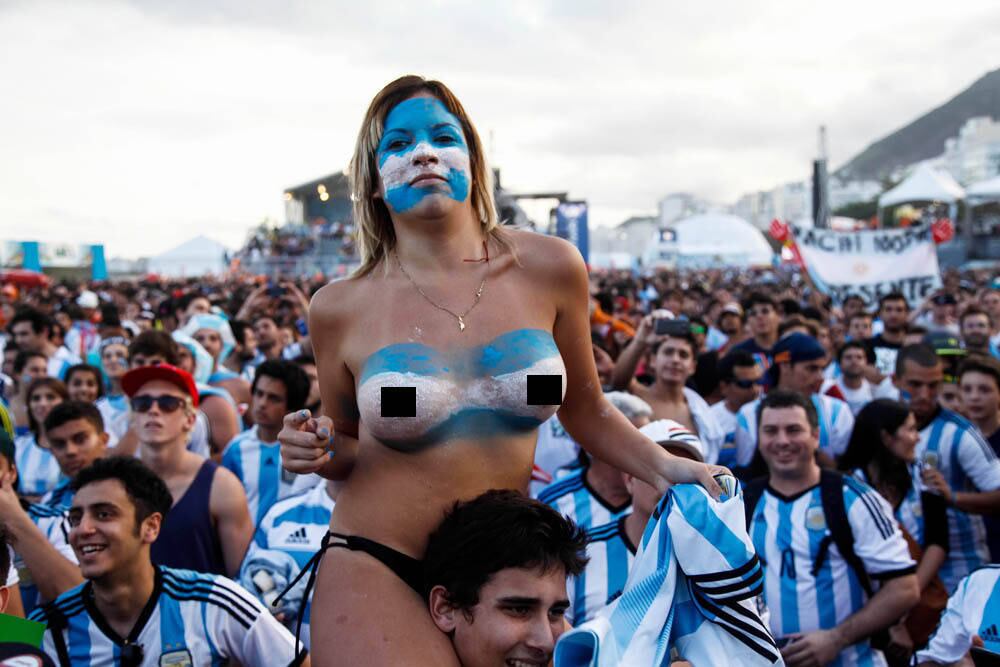 Algumas torcedoras mais animadas tiraram a parte de cima do biquíni durante a partida