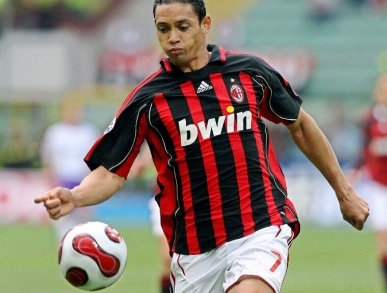 Após boas passagens por Bétis e São Paulo, o atacante Ricardo Oliveira chegava como esperança de gols do Milan em 2006. Mas o resultado não foi o esperado e a passagem do 'pastor' pelo San Siro foi breve. Porém valeu o seu maior título como profissional: a Liga dos Campeões da UEFA 2006/07. Ficou até 2008 no clube, totalizando 37 jogos e apenas 5 gols (Foto: AFP PHOTO / PACO SERINELLI)