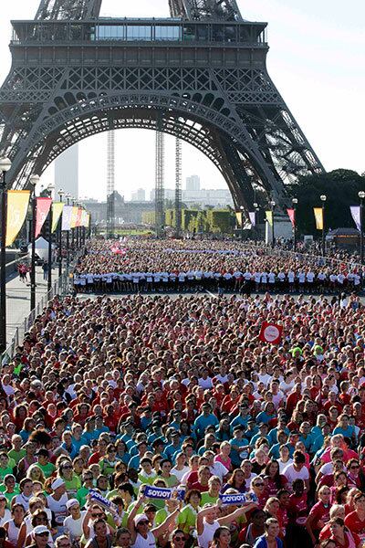 Cerca de 30 mil mulheres se preparam para a disputa da "La Parisienne", em Paris, neste domingo (15). A prova tem distância estipulada em 6,7 km


