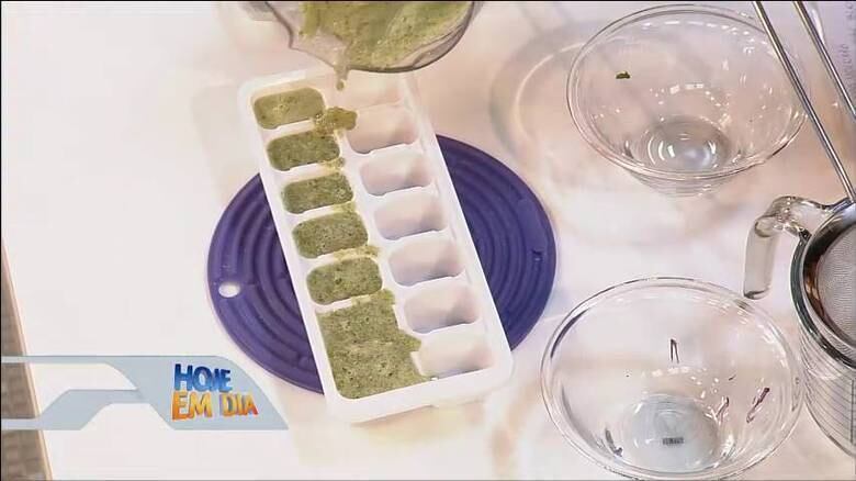 Sobrou? Coloque em formas de gelo, pois no dia em que tiver pressa fica mais fácil de preparar
