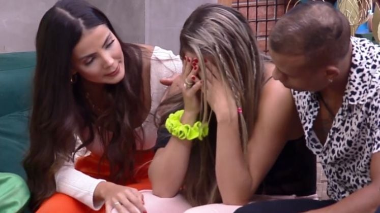 Diferente dos retornos de Brenda e Matheus, que costumam ser tumultuadas por discussões desde o início do reality, na volta da 7ª DR contra Adryana e Albert e Anne e Pe Lanza, o casal recebeu aplausos tímidos. Mas, o que realmente marcou foi o choro de desespero de Karol, que foi amparada por Mussunzinho e Luana