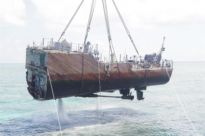 Uma foto divulgada pela Guarda Costeira das Filipinas mostra o levantamento de parte do navio da Marinha dos EUA USS Guardian, na costa da Província de Palawan, no oeste das Filipinas. O Guardian USS encalhou no recife de Tubbataha, um Patrimônio Mundial, em 17 de janeiro e não tinha sido possível retirá-lo do local. A desmontagem foi uma opções para a extração do náufrago, cujo resgate foi realizado por equipes dos Estados Unidos e das Filipinas