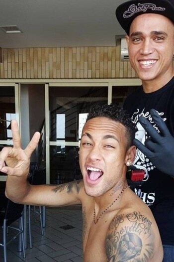 O atacante Neymar, homenageado pela mãe nas redes sociais com uma postagem da foto de campeão mundial, chegou ao Brasil nesta terça-feira (22) para passar o Natal e aproveitou o tempo livre para dar um 'tapa na juba' com seu amigão Nariko. Veja a seguir mais cortes de cabelo do craque