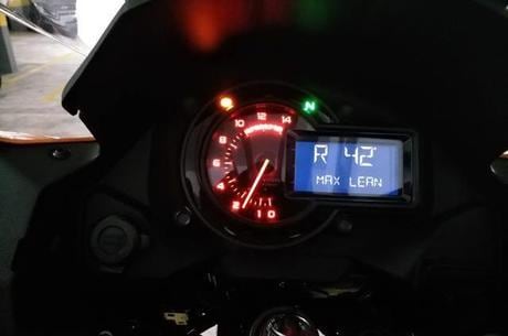 Painel na versão STD em LCD, mas também marca inclinação de curva