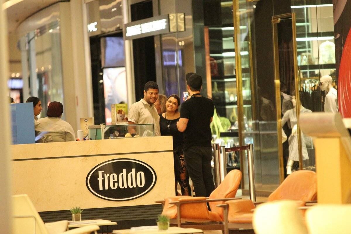 Preta Gil e Rodrigo Godoi passeando pelo shopping Village Mall, Rio de Janeiro