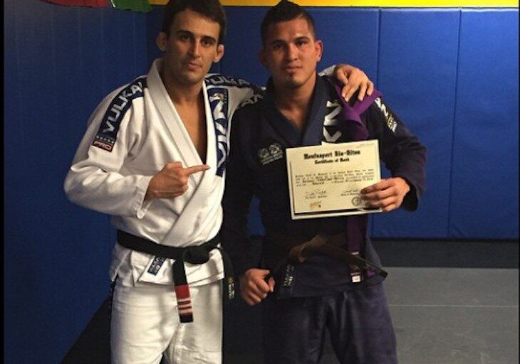 Pettis recebe a faixa marrom do seu mestre brasileiro, Daniel