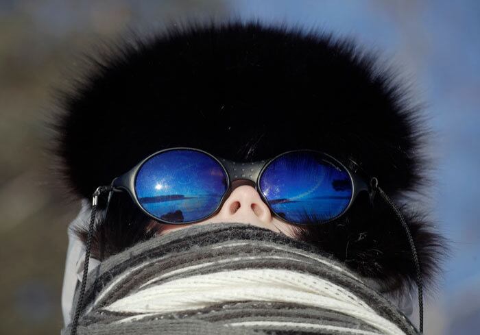 Criança se protege do frio próximo ao rio Yenisei,
na cidade ao sul da Rússia siberiana de Krasnoyarsk