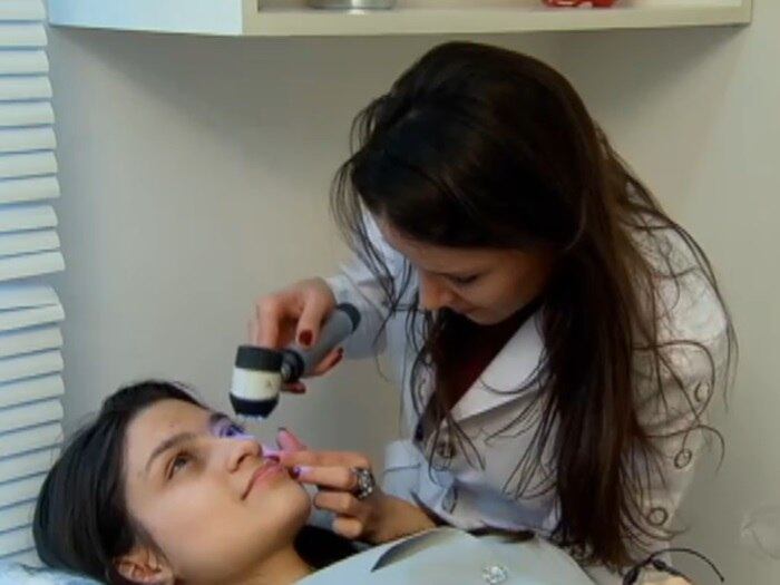 Alguns cuidados podem impedir que as olheiras apareçam: diminuir o consumo de sal e de álcool, e colocar uma bacia com água dentro do quarto

No R7 Play você pode assistir ao SP no Ar na íntegra! Clique e experimente de graça! 
