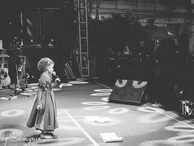 O gosto pela MPB foi algo natural, afirma Diego Áquila, pai de Analu, já que são as músicas que ele e a mulher, Lily Sampaio, ouvem em casa. O que eles não imaginavam é que a filha, além do interesse, tivesse um talento nato para o mundo musical

— Aqui em casa, nós somos muito musicais. Eu toco violão e canto em casa e ela foi no embalo
