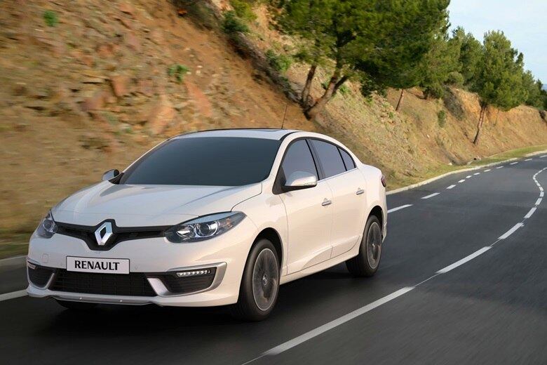 Lá, o novo Fluence GT2 ganha visual atualizado, dentro da nova identidade da Renault, e o motor 2.0 turbo passa a desenvolver 190 cv de potência, 10 cv a mais que o anterior, que foi vendido no Brasil