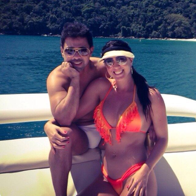 Dias atrás, Graciele Lacerda usou as redes sociais para dizer aos internautas que iria dar um tempo nas fotos compartilhadas em que aparecia com o namorado, Zezé Di Camargo. Na ocasião, ela escreveu o seguinte recado:
— Estamos querendo ser mais reservados. E não ficar postando fotos da gente toda hora. Vocês vão ver quando tiver que ver