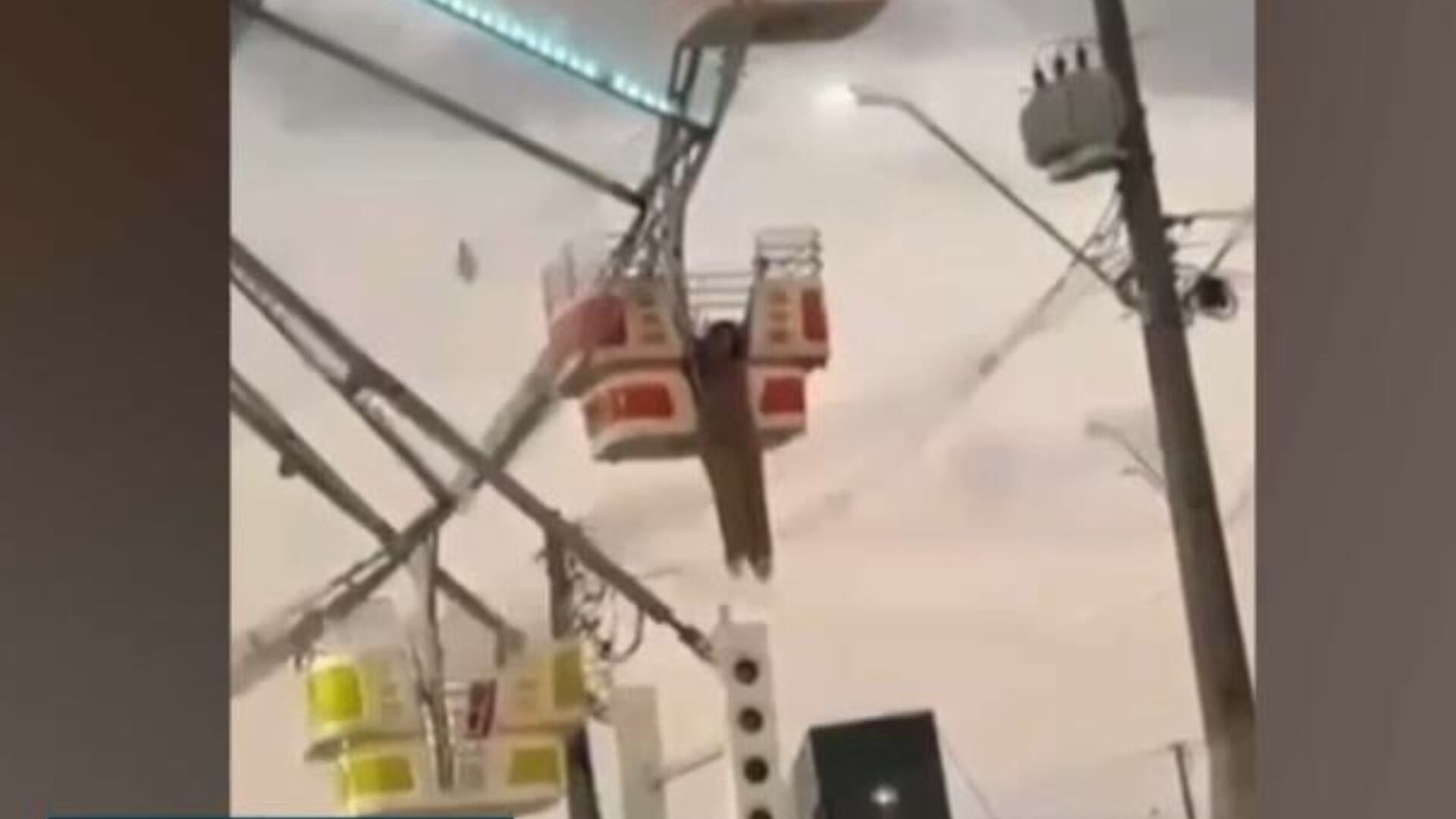 Mulher fica pendurada em roda-gigante ao se confundir e descer do brinquedo antes do momento certo
