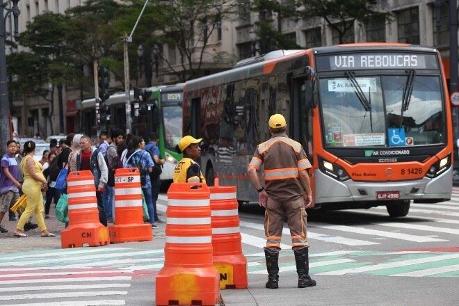 As vias estarão livres somente para a circulação de ônibus, táxis, vans escolares e bicicletas. Não haverá alterações no transporte público. A ação será repetida na próxima sexta-feira (28)