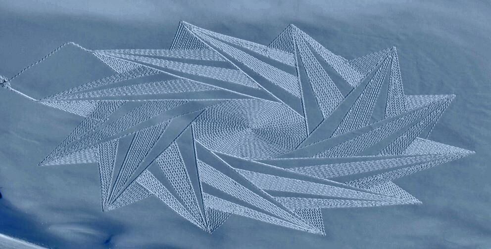 Os desenhos costumam durar até a próxima nevasca. O primeiro foi feito no Natal de 2004 e era uma estrela de cinco pontas com círculos nos espaços entre as pontas
