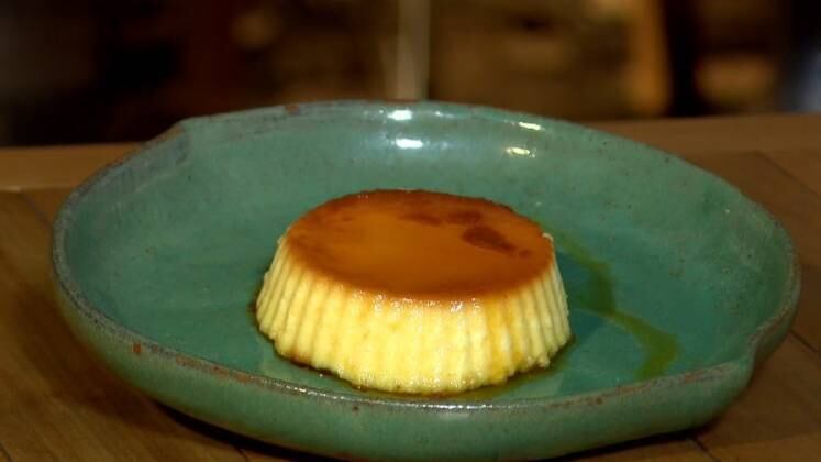 Flan de Pupunha
Ingredientes:
500g de pupunha sem casca
Suco de 1 limão-taiti
1 lata de leite condensado
1 lata de leite
3 ovos
Modo de preparo:
Corte a pupunha em cubos e cozinhe com o suco do limão por 30 minutos ou até ficar macio;
Coe e deixe esfriar bem;
Bata todos os ingredientes em um liquidificador bem potente;
Passe a mistura por uma peneira para retirar eventuais fibras do palmito. Reserve;
Ingredientes para a calda:
3/4 xicara de açúcar
1/2 xicara de água
Modo de preparo:
Misture o açúcar e a água e leve ao fogo baixo. Deixe cozinhar até formar um caramelo de coloração âmbar;
Espere esfriar um pouco e despeje a calda nas forminhas individuais ou em uma forma grande para pudim;
Adicione levemente o creme do flan nas formas já com a calda;
Leve ao forno em banho-maria por 1h30 ou até firmar o ponto do flan;
Para certificar o ponto, espete com uma faca: se ela sair limpa, seu flan está pronto.