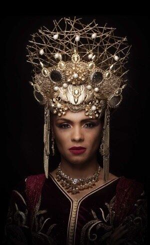 Jezabel foi também uma das mulheres mais conhecidas no Antigo Testamento. Como vilã, viveu conflitos, dramas e participou de armações para conseguir poder. Além de perseguir quem fosse contrária a suas ideias. Em conversa com a reportagem do Balanço Geral, Lidi deu um exemplo do tamanho da crueldade que a personagem é capaz de fazer em nome do poder. "Ela mata sorrindo", contou ela, aos risos